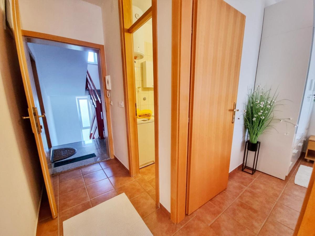 Deluxe Novalja Apartment Exterior photo